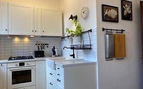 2 Min To Island! Spacious Family-Sized Old Town Apt